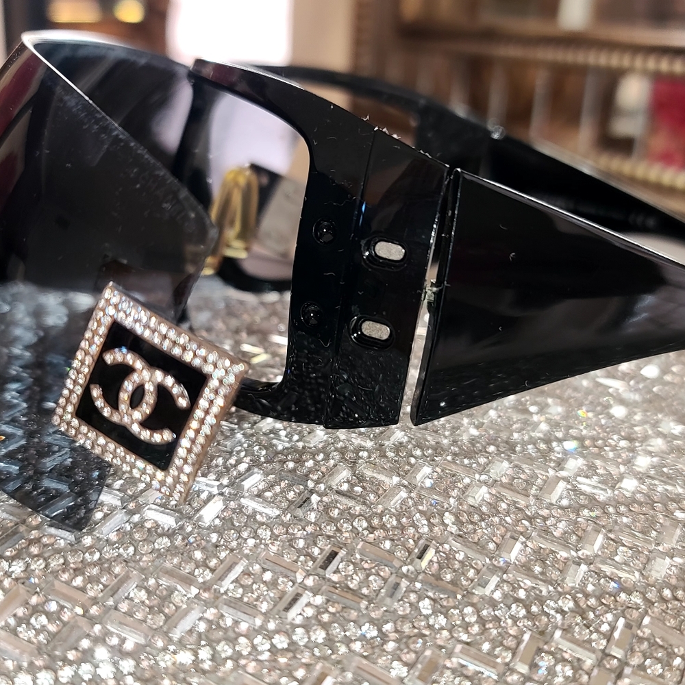 CHANEL logo oversized Ski Shield sunglasses in black w/Swarovski crystal CC embl - Picture 4 of 15